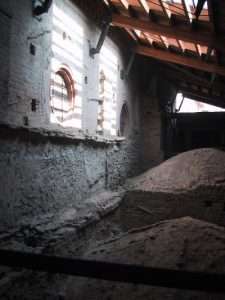 Il solaio sopra le campate centrali della Chiesa dove sono stati scoperti gli affreschi delle Sibille inaccessibile al pubblico - Torinovoli - Sant'Antonio di Ranverso Le_Sibille_Sant'Antonio_Ranverso