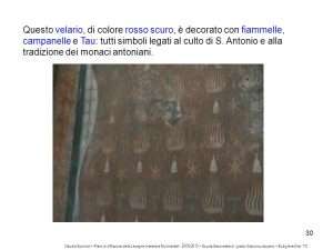 Questo velario di colore rosso scuro è decorato con fiammelle campanelle e Tau tutti simboli legati al culto di S. Antonio e alla tradizione dei monaci antoniani - Torinovoli Questo velario di colore rosso scuro è decorato con fiammelle campanelle e Tau tutti simboli legati al culto di S. Antonio e alla tradizione dei monaci antoniani